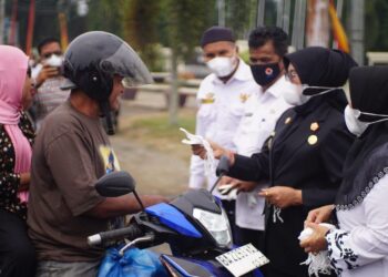 Kabut Asap Melanda, Pemkab Dharmasraya Bagikan Ribuan Masker untuk Pengguna Jalan