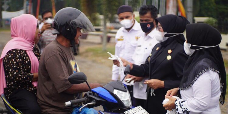 Kabut Asap Melanda, Pemkab Dharmasraya Bagikan Ribuan Masker untuk Pengguna Jalan