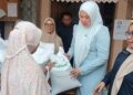 Ketua TP PKK Kabupaten Solok Salurkan Bantuan Beras CPP dan Bibit Ikan di Nagari Koto Sani