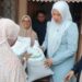 Ketua TP PKK Kabupaten Solok Salurkan Bantuan Beras CPP dan Bibit Ikan di Nagari Koto Sani