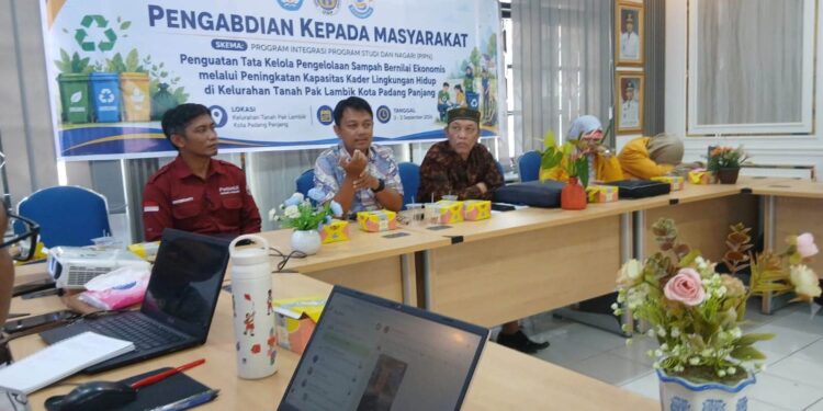Gandeng UNP, Kelurahan Tanah Pak Lambik Padang Panjang Inisiasi Pengelolaan Sampah Berbasis Masyarakat